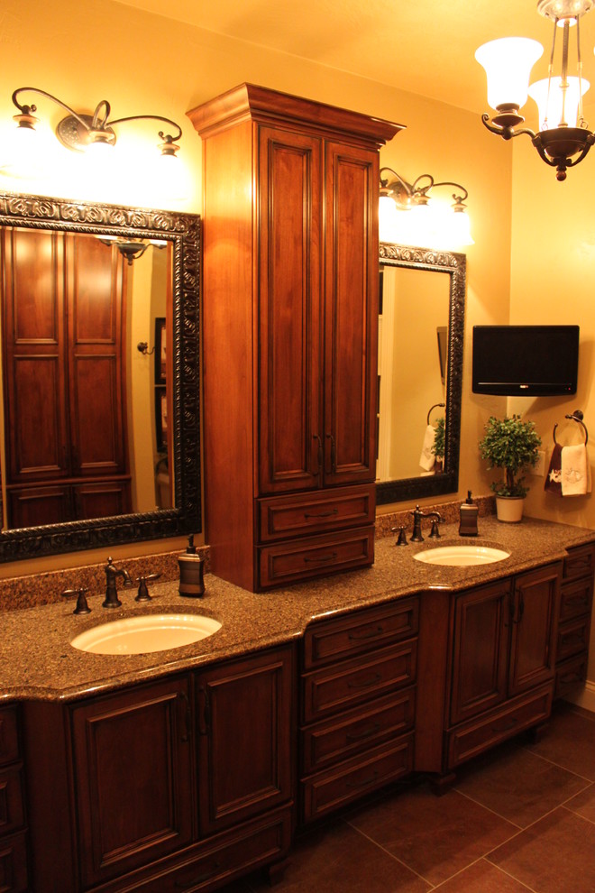 Rustikales Badezimmer En Suite mit Kassettenfronten, hellbraunen Holzschränken und gelber Wandfarbe in Sonstige