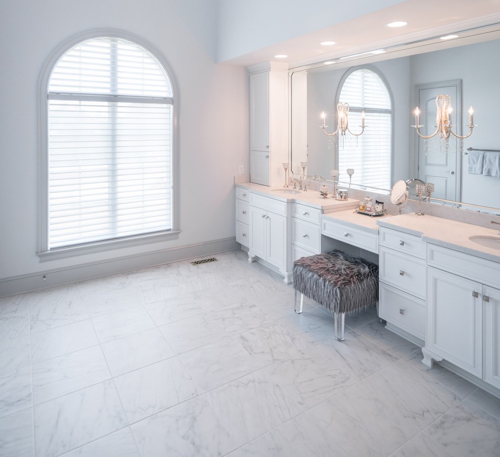 Foto di una grande stanza da bagno padronale classica con ante a filo, ante bianche, pareti bianche, pavimento in marmo, lavabo sottopiano, top in marmo e pavimento grigio