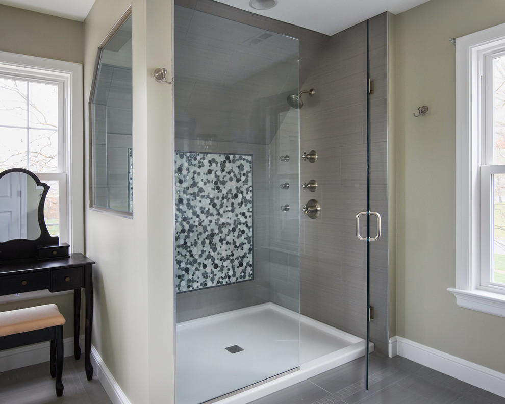 Exempel på ett stort modernt en-suite badrum, med luckor med profilerade fronter, bruna skåp, en hörndusch, en toalettstol med hel cisternkåpa, blå kakel, glaskakel, beige väggar, klinkergolv i keramik, ett nedsänkt handfat, marmorbänkskiva, grått golv och dusch med gångjärnsdörr