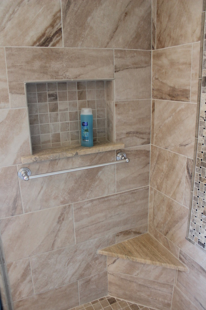 Cette photo montre une salle de bain romantique avec un lavabo encastré, un plan de toilette en granite et des carreaux de porcelaine.