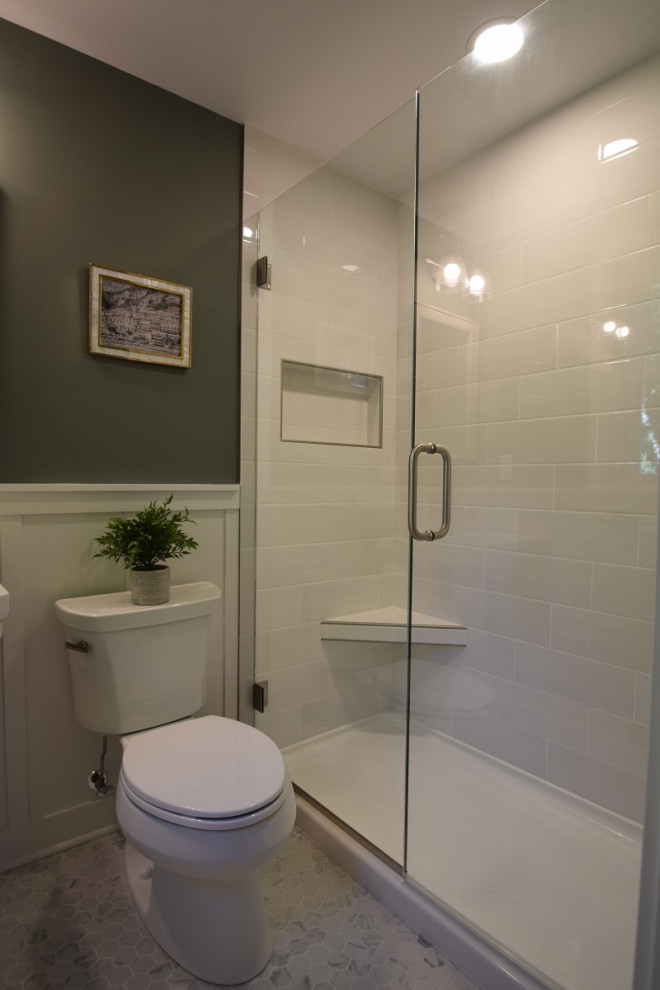 Пример оригинального дизайна: маленькая ванная комната в классическом стиле с душем в нише, унитазом-моноблоком, белой плиткой, плиткой кабанчик, зелеными стенами, полом из керамической плитки, душевой кабиной, раковиной с пьедесталом, белым полом, душем с распашными дверями, сиденьем для душа, тумбой под одну раковину и панелями на стенах для на участке и в саду