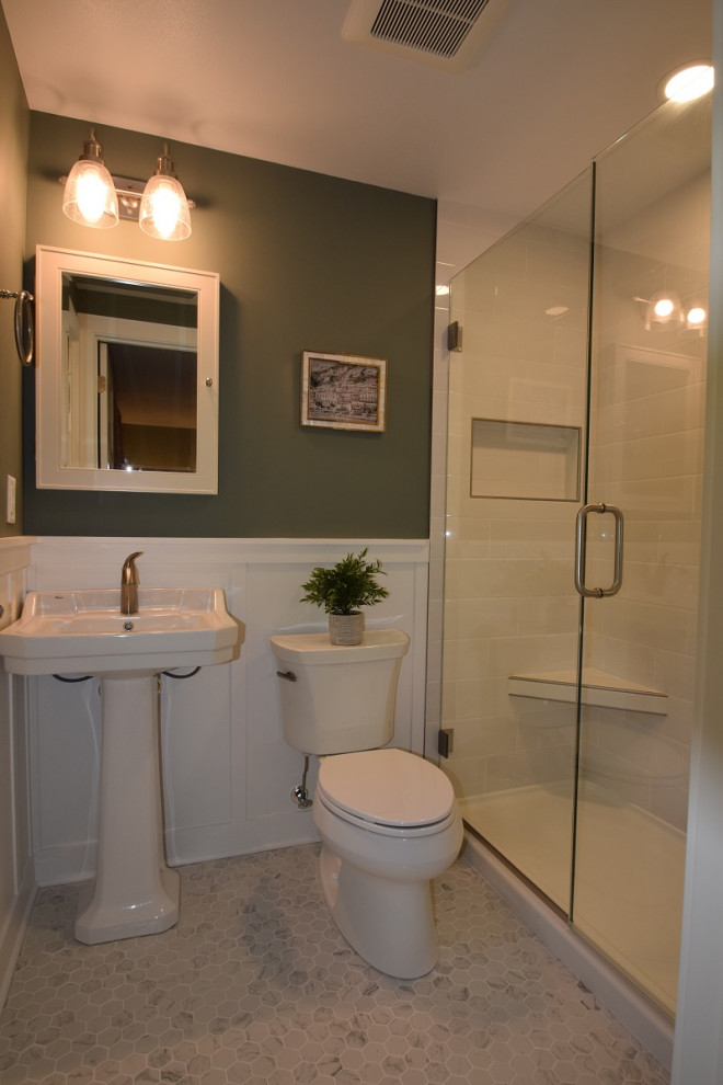 Идея дизайна: маленькая ванная комната в классическом стиле с душем в нише, унитазом-моноблоком, белой плиткой, плиткой кабанчик, зелеными стенами, полом из керамической плитки, душевой кабиной, раковиной с пьедесталом, белым полом, душем с распашными дверями, сиденьем для душа, тумбой под одну раковину и панелями на стенах для на участке и в саду