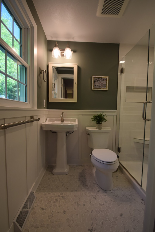 На фото: маленькая ванная комната в классическом стиле с душем в нише, унитазом-моноблоком, белой плиткой, плиткой кабанчик, зелеными стенами, полом из керамической плитки, душевой кабиной, раковиной с пьедесталом, белым полом, душем с распашными дверями, сиденьем для душа, тумбой под одну раковину и панелями на стенах для на участке и в саду