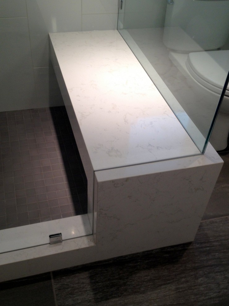 Immagine di una grande stanza da bagno padronale moderna con doccia doppia, piastrelle marroni, piastrelle a mosaico e pavimento in ardesia