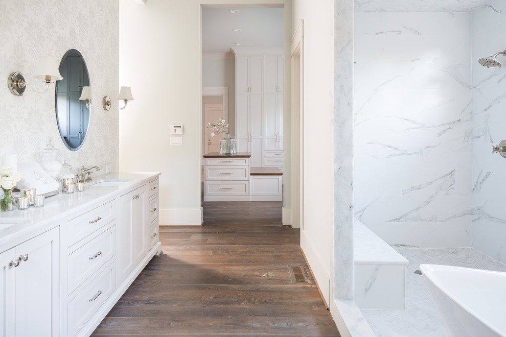 Inspiration för ett stort lantligt en-suite badrum, med luckor med infälld panel, grå skåp, ett japanskt badkar, våtrum, vit kakel, marmorkakel, blå väggar, mellanmörkt trägolv, ett undermonterad handfat, marmorbänkskiva och med dusch som är öppen
