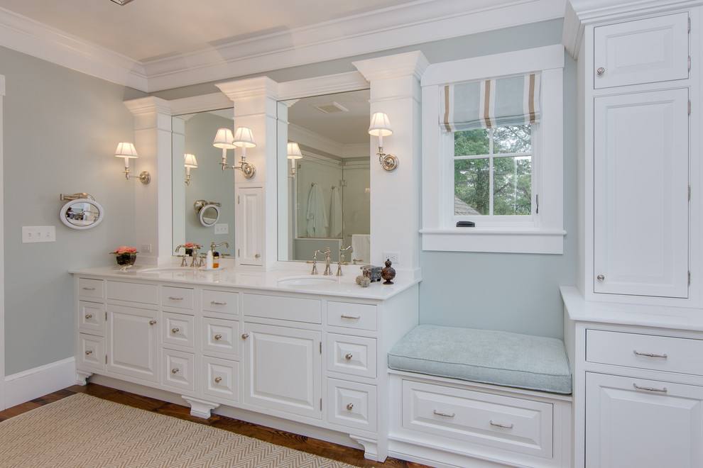 Idee per una grande stanza da bagno padronale classica con ante bianche, lavabo sottopiano, ante con bugna sagomata e top in marmo