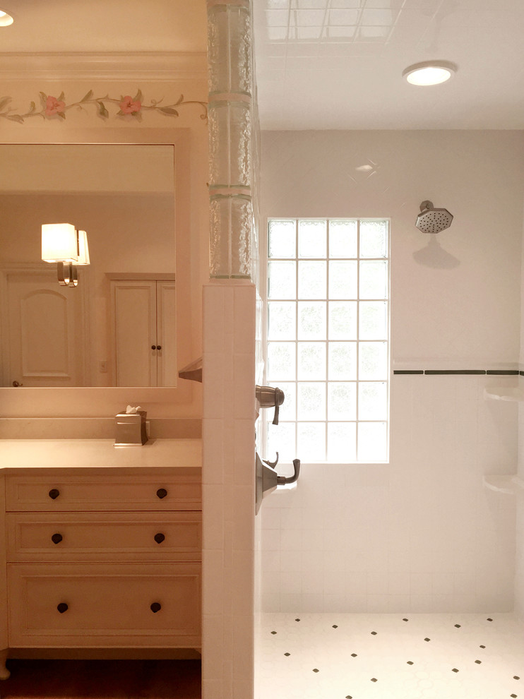Immagine di una stanza da bagno padronale tradizionale con doccia a filo pavimento, piastrelle bianche e pareti bianche