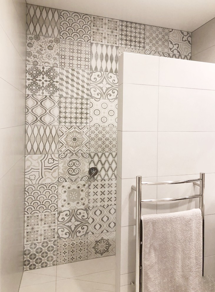 Пример оригинального дизайна: главная ванная комната среднего размера с душевой комнатой, черно-белой плиткой, керамической плиткой, полом из цементной плитки, белым полом и открытым душем
