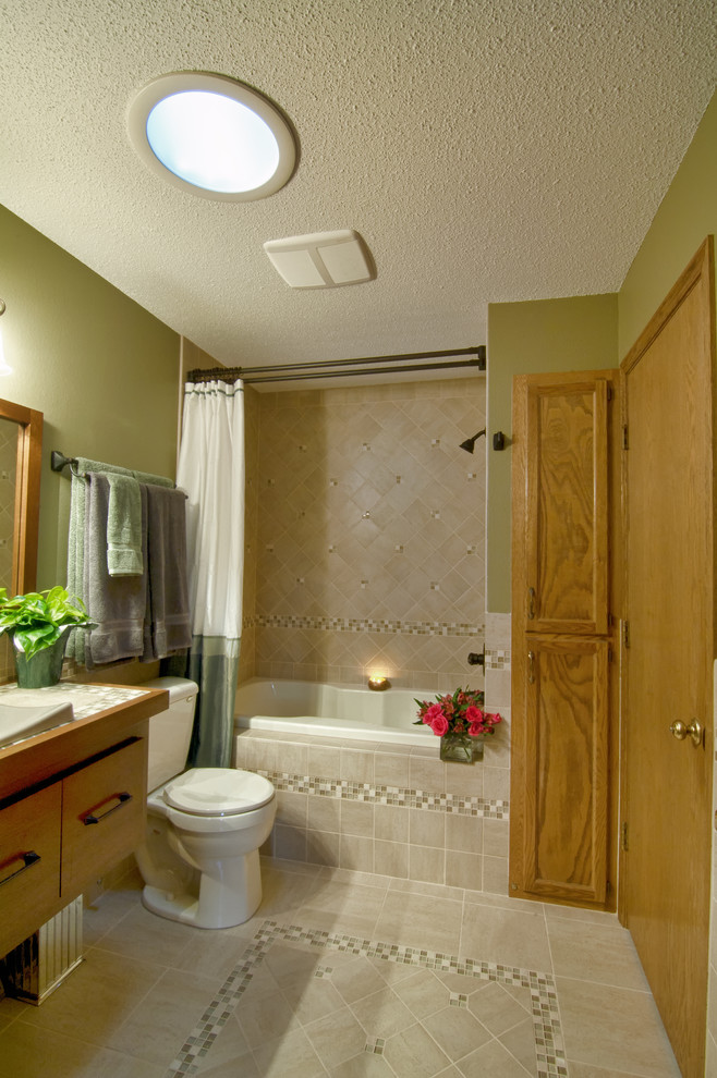 Cette photo montre une salle de bain moderne en bois brun avec un plan de toilette en carrelage, un carrelage multicolore, des plaques de verre, une baignoire posée, un combiné douche/baignoire, une vasque, un mur vert et un sol en carrelage de céramique.
