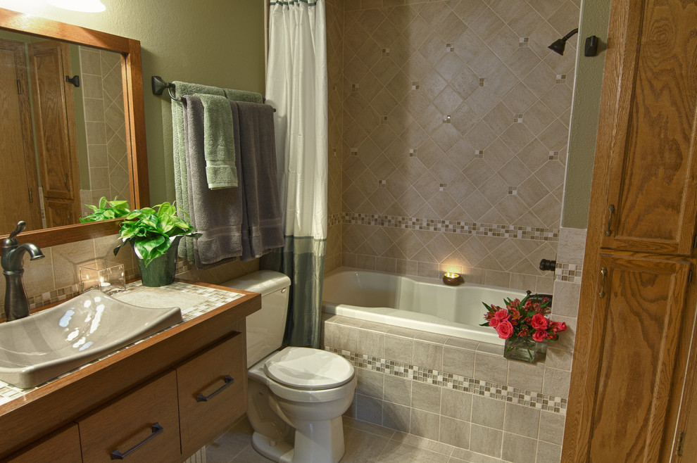 Idéer för att renovera ett funkis badrum, med skåp i mellenmörkt trä, kaklad bänkskiva, flerfärgad kakel, glasskiva, ett platsbyggt badkar, en dusch/badkar-kombination, ett fristående handfat, gröna väggar och klinkergolv i keramik