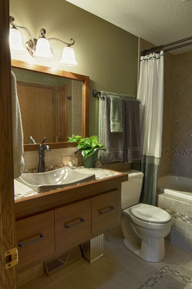 Exempel på ett modernt badrum, med ett fristående handfat, skåp i mellenmörkt trä, kaklad bänkskiva, ett platsbyggt badkar, en dusch/badkar-kombination, flerfärgad kakel, glasskiva, gröna väggar och klinkergolv i keramik