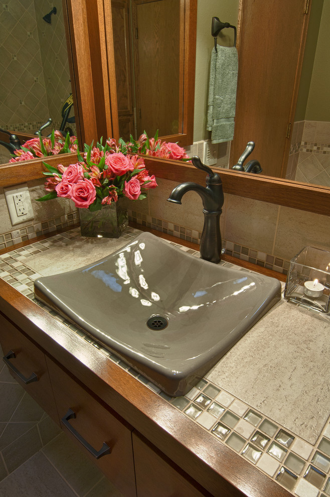 Пример оригинального дизайна: ванная комната в стиле модернизм с фасадами цвета дерева среднего тона, столешницей из плитки, разноцветной плиткой, плиткой из листового стекла, накладной ванной, душем над ванной, настольной раковиной, зелеными стенами и полом из керамической плитки