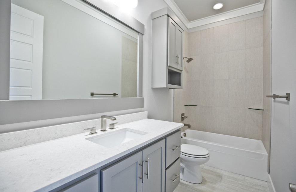 Idee per una stanza da bagno minimal con top in quarzo composito e top bianco