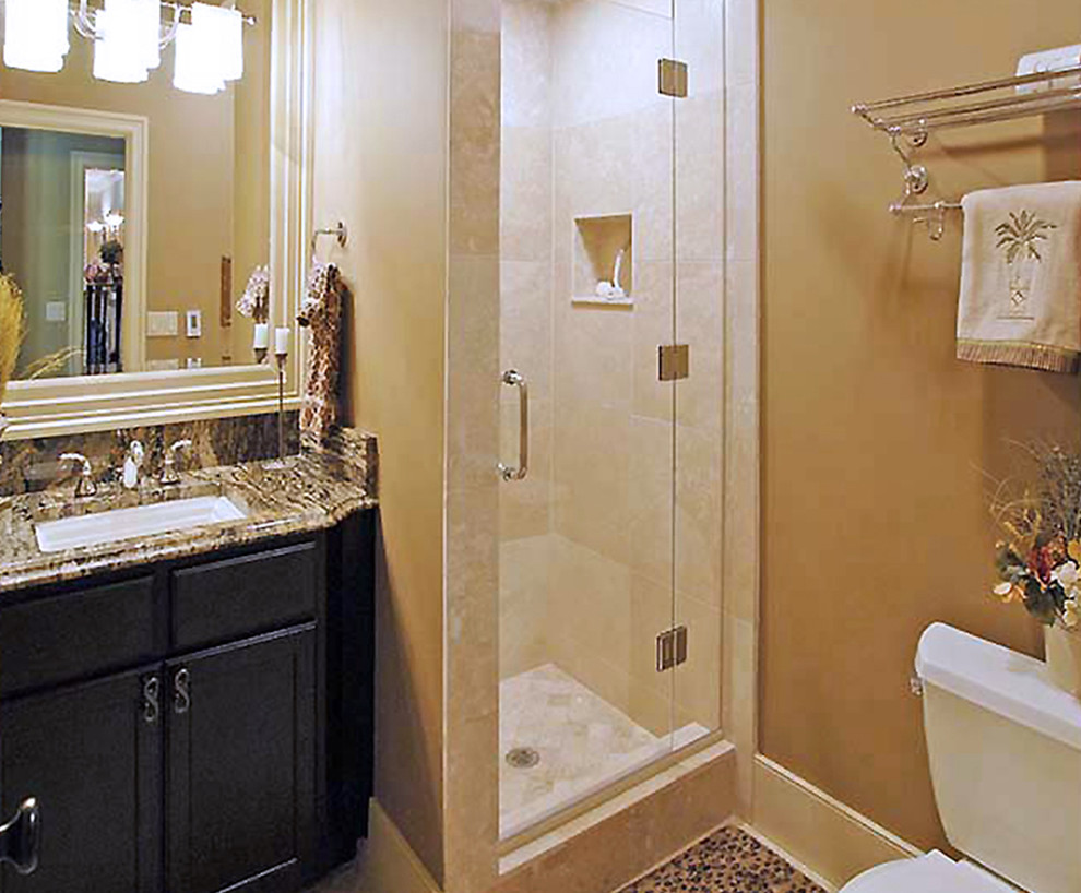 Idee per una grande stanza da bagno con doccia stile americano con consolle stile comò e top multicolore