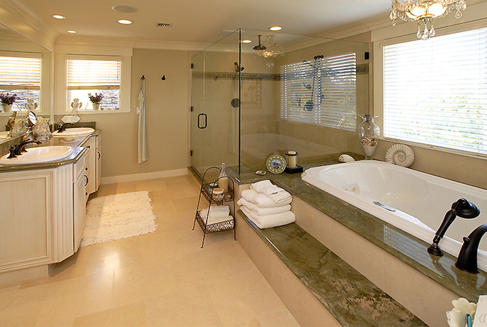 Foto di un'ampia stanza da bagno padronale stile americano con consolle stile comò, vasca idromassaggio, top multicolore e pavimento in marmo