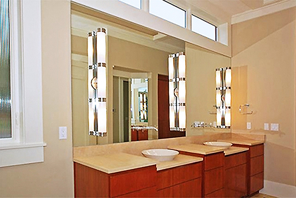 Idee per una grande stanza da bagno con doccia american style con consolle stile comò, WC monopezzo e top giallo
