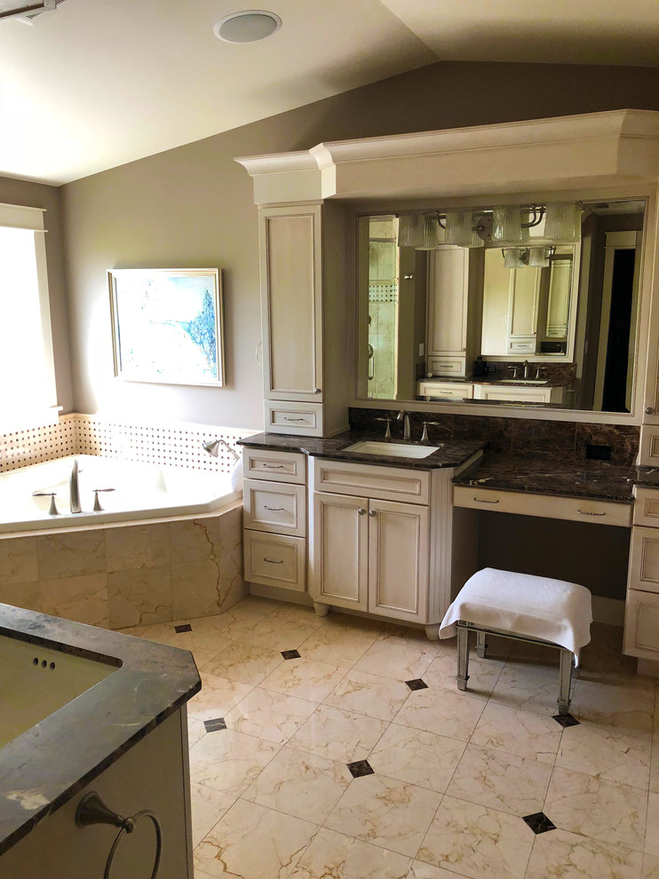 Immagine di una grande stanza da bagno padronale american style con consolle stile comò, vasca idromassaggio e top marrone