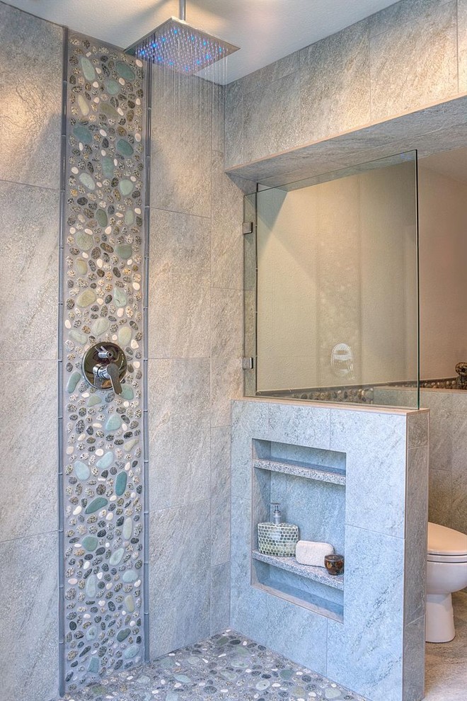 Идея дизайна: ванная комната в современном стиле с открытым душем, раздельным унитазом, серой плиткой, каменной плиткой, серыми стенами, полом из галечной плитки, монолитной раковиной, серым полом и открытым душем
