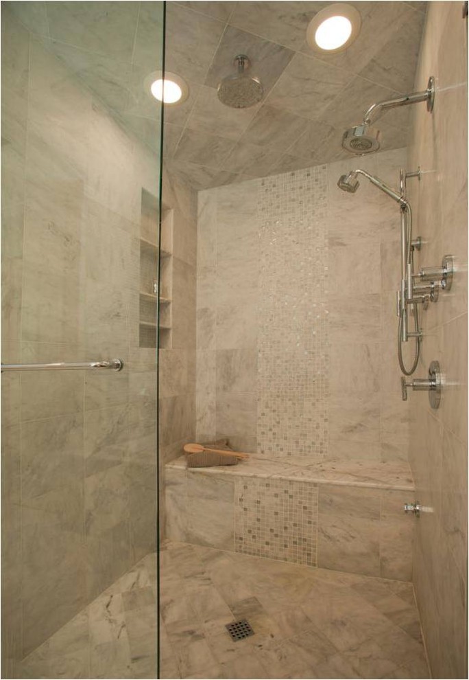 Immagine di una stanza da bagno chic con piastrelle a mosaico