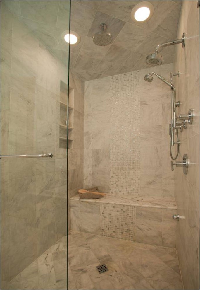 На фото: ванная комната в стиле неоклассика (современная классика) с плиткой мозаикой