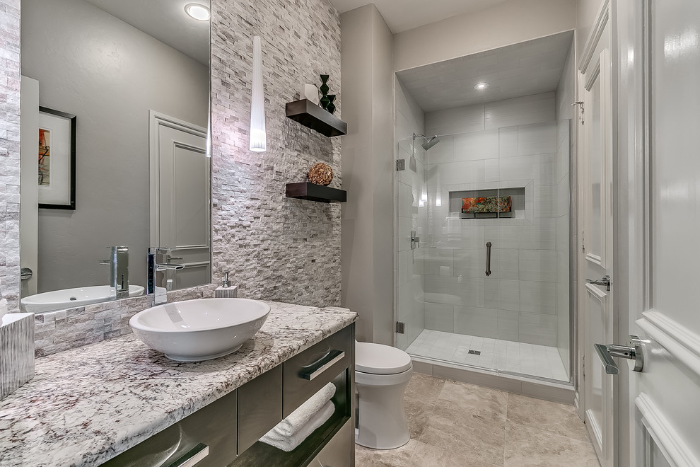 Inredning av ett modernt mellanstort badrum med dusch, med en dusch i en alkov, vit kakel, grå väggar, klinkergolv i keramik, ett fristående handfat, granitbänkskiva, beiget golv, dusch med gångjärnsdörr, släta luckor och svarta skåp