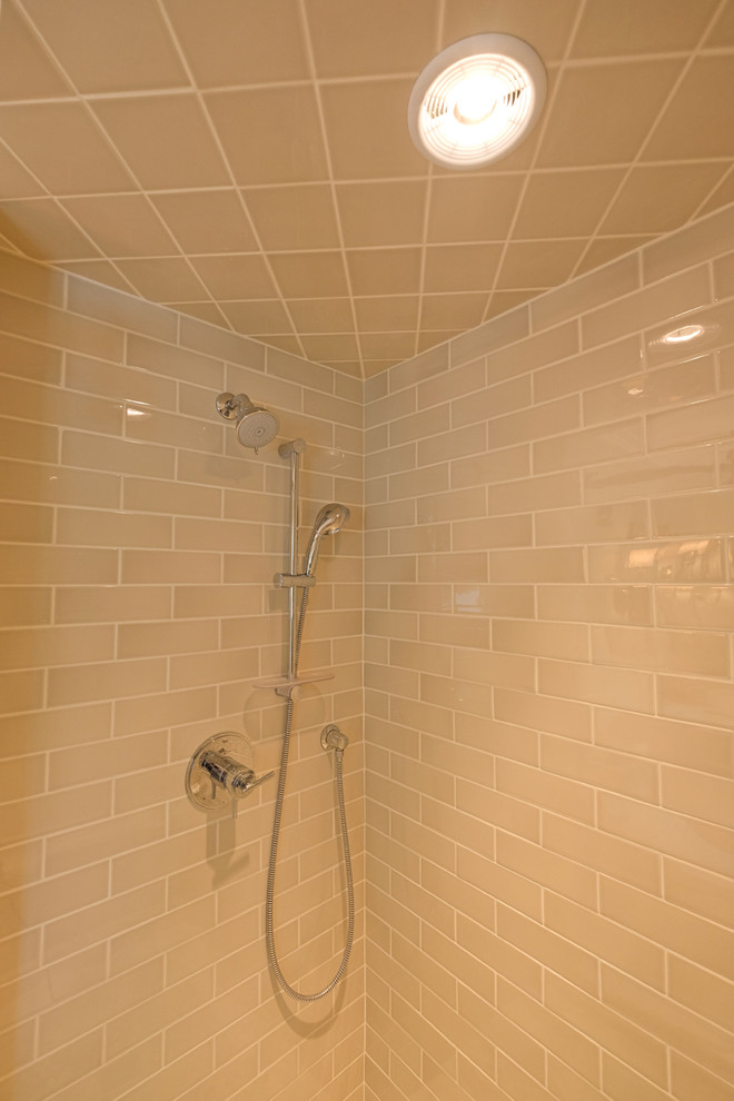 Пример оригинального дизайна: главная ванная комната среднего размера в стиле неоклассика (современная классика) с бежевой плиткой, врезной раковиной, фасадами с утопленной филенкой, белыми фасадами, мраморной столешницей, унитазом-моноблоком, керамической плиткой, бежевыми стенами, мраморным полом и душем в нише