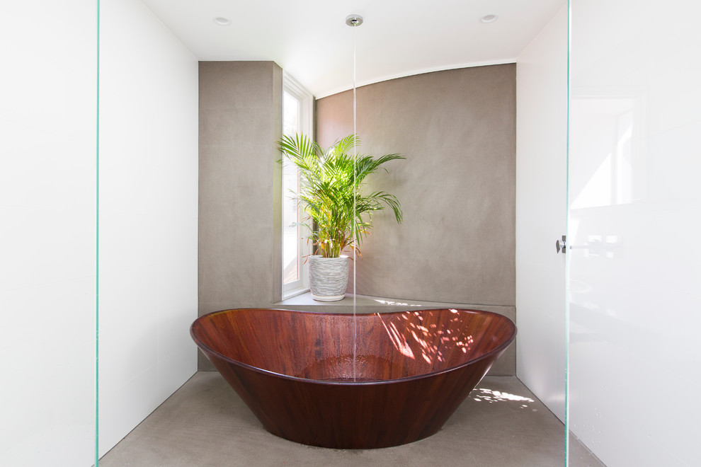Réalisation d'une salle de bain design avec une baignoire indépendante, une douche double, un carrelage gris, des carreaux de céramique et un lavabo suspendu.