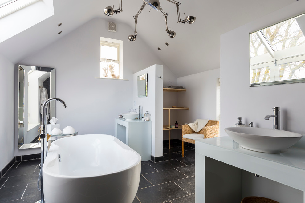 Diseño de cuarto de baño contemporáneo con bañera exenta y lavabo sobreencimera