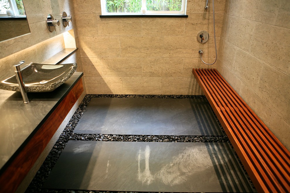 Idéer för mellanstora funkis badrum med dusch, med ett fristående handfat, släta luckor, skåp i mellenmörkt trä, bänkskiva i täljsten, en öppen dusch, svart kakel, stenkakel, grå väggar och kalkstensgolv
