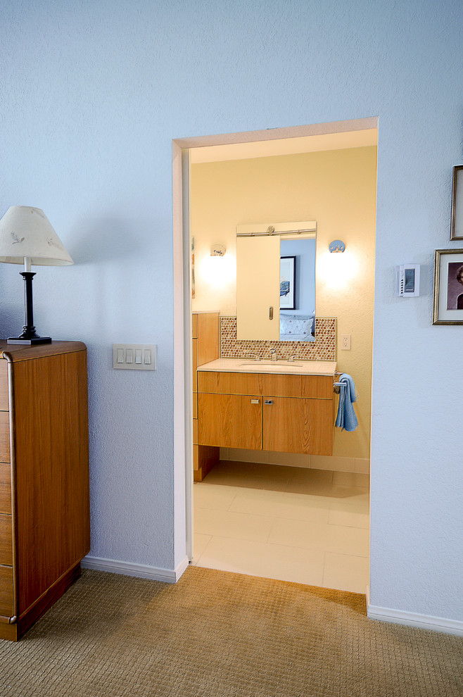 Aménagement d'une salle de bain principale contemporaine en bois brun de taille moyenne avec un lavabo encastré, un placard à porte plane, un plan de toilette en quartz modifié, une baignoire en alcôve, un carrelage blanc, un carrelage métro, un mur jaune et un sol en carrelage de porcelaine.