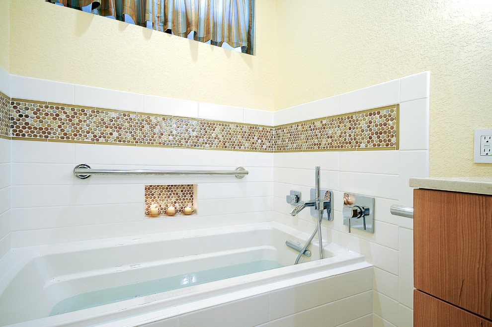 Ispirazione per una stanza da bagno padronale minimal di medie dimensioni con ante lisce, ante in legno scuro, top in quarzo composito, vasca ad alcova, piastrelle bianche, piastrelle diamantate e pareti gialle