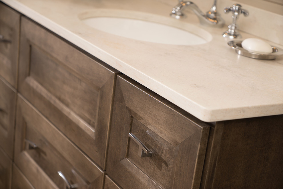 Exempel på ett mellanstort klassiskt beige beige en-suite badrum, med möbel-liknande, skåp i mellenmörkt trä, beige kakel, bruna väggar, korkgolv, ett undermonterad handfat, bänkskiva i akrylsten och brunt golv