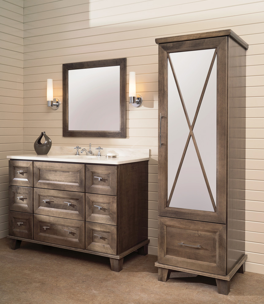 Foto di una stanza da bagno con doccia classica di medie dimensioni con lavabo sottopiano, ante in legno scuro, top in superficie solida, pareti beige, pavimento in sughero, piastrelle beige, pavimento marrone, top bianco e consolle stile comò