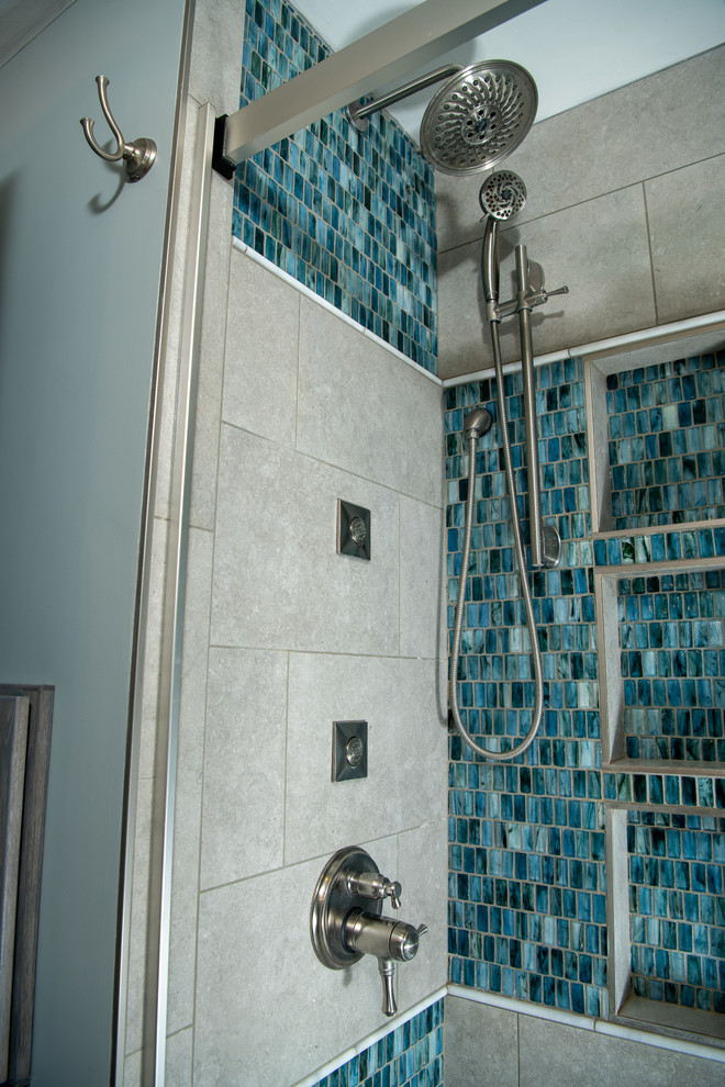 Idéer för små maritima svart badrum med dusch, med släta luckor, grå skåp, en dusch i en alkov, blå kakel, glaskakel, grå väggar, klinkergolv i porslin, ett undermonterad handfat, bänkskiva i kvarts, grått golv och dusch med skjutdörr