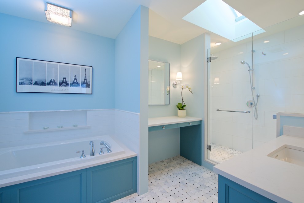 Großes Klassisches Badezimmer En Suite mit Unterbauwaschbecken, Schrankfronten im Shaker-Stil, blauen Schränken, Quarzit-Waschtisch, Einbaubadewanne, offener Dusche, Toilette mit Aufsatzspülkasten, schwarz-weißen Fliesen, blauer Wandfarbe und Keramikboden in Vancouver