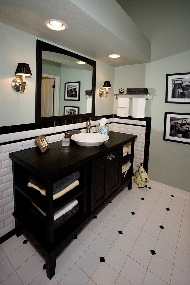 Inredning av ett klassiskt mellanstort badrum med dusch, med ett fristående handfat, möbel-liknande, skåp i mörkt trä, träbänkskiva, ett badkar i en alkov, en dusch/badkar-kombination, en toalettstol med separat cisternkåpa, vit kakel, keramikplattor, gröna väggar och klinkergolv i keramik