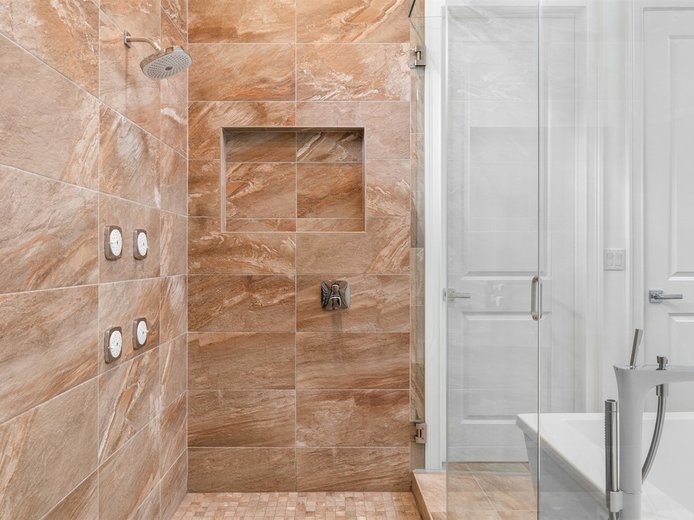 Bild på ett mellanstort vintage beige beige en-suite badrum, med skåp i shakerstil, vita skåp, ett fristående badkar, en dusch i en alkov, brun kakel, porslinskakel, vita väggar, klinkergolv i porslin, ett undermonterad handfat, bänkskiva i kvarts, brunt golv och dusch med gångjärnsdörr