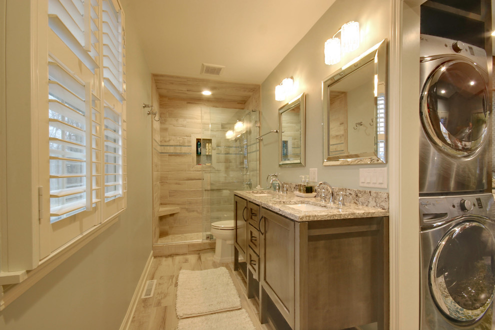 На фото: огромная главная ванная комната в стиле неоклассика (современная классика) с фасадами с утопленной филенкой, серыми фасадами, двойным душем, полом из керамической плитки, врезной раковиной, серым полом, душем с раздвижными дверями, унитазом-моноблоком, бежевой плиткой, керамогранитной плиткой, серыми стенами и столешницей из гранита
