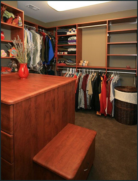 Foto de armario y vestidor bohemio grande con armarios con paneles lisos y puertas de armario de madera oscura