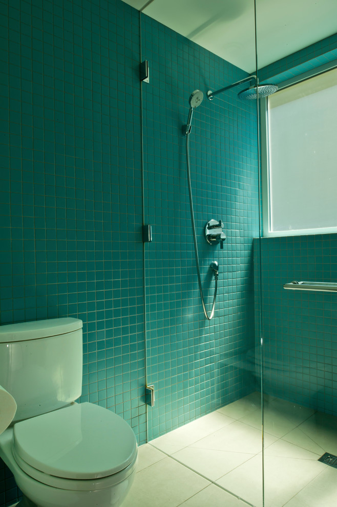 Esempio di una stanza da bagno con doccia design di medie dimensioni con doccia alcova, piastrelle blu, piastrelle in ceramica, pareti blu e pavimento in gres porcellanato