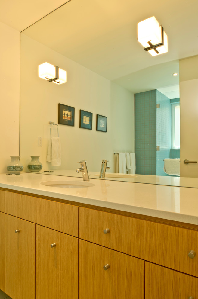 Esempio di una stanza da bagno design con ante lisce, ante in legno chiaro, pareti bianche, lavabo sottopiano e top in quarzite