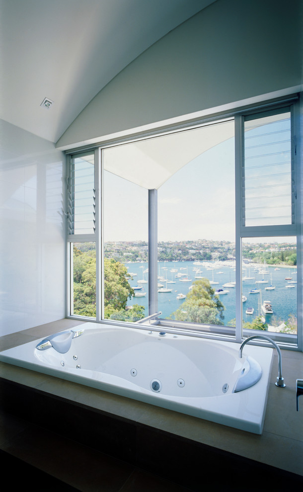 シドニーにあるコンテンポラリースタイルのおしゃれな浴室 (アルコーブ型浴槽) の写真