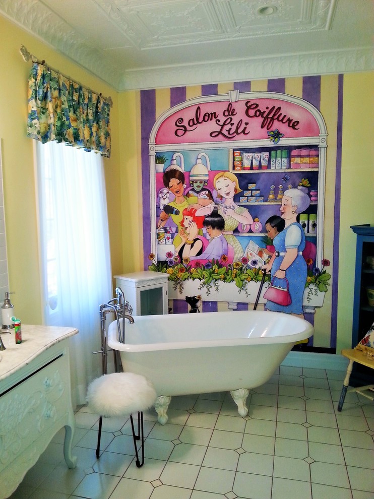 Immagine di una stanza da bagno per bambini bohémian con vasca con piedi a zampa di leone, piastrelle bianche, pareti gialle, pavimento con piastrelle in ceramica e top in marmo