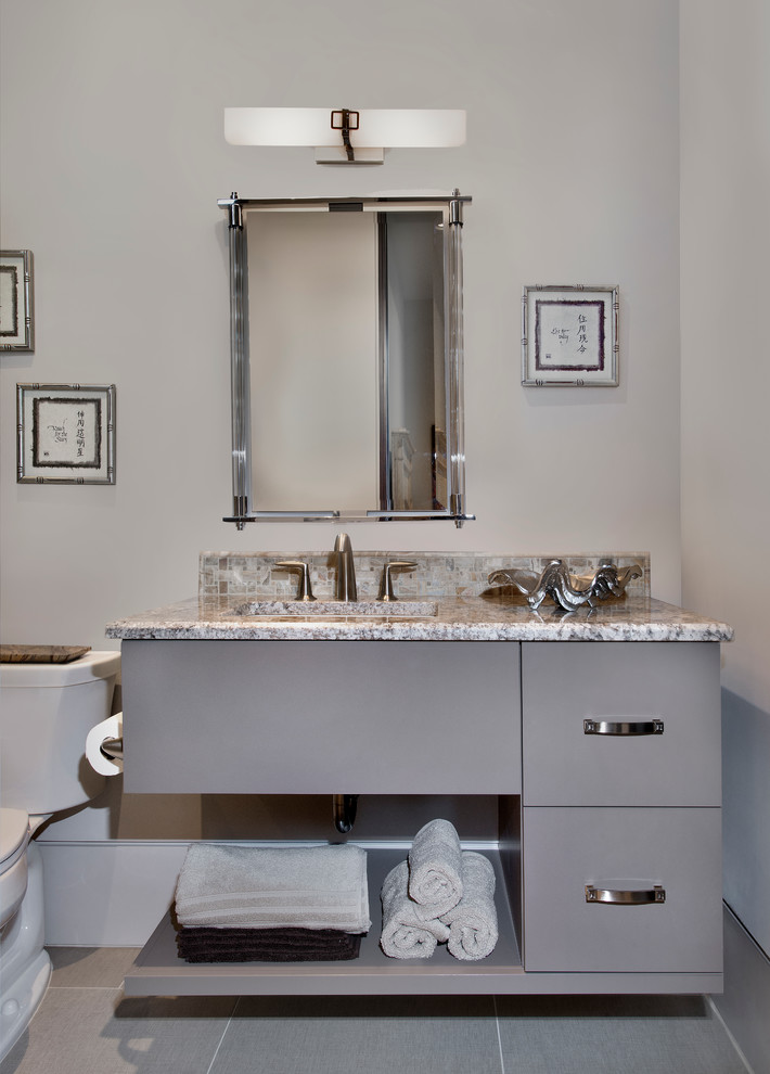 Aménagement d'une grande salle de bain contemporaine pour enfant avec un placard à porte plane, des portes de placard grises, un mur gris, un lavabo encastré et un plan de toilette en granite.