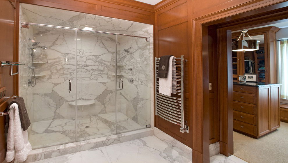 Идея дизайна: большая главная ванная комната в классическом стиле с фасадами с выступающей филенкой, фасадами цвета дерева среднего тона, двойным душем, белой плиткой, плиткой из листового камня, коричневыми стенами, мраморным полом и мраморной столешницей