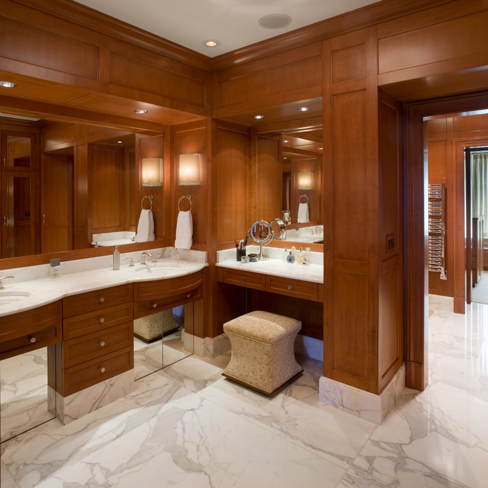 Inspiration för ett stort vintage en-suite badrum, med luckor med upphöjd panel, skåp i mellenmörkt trä, vit kakel, stenhäll, marmorgolv, marmorbänkskiva, en dubbeldusch, bruna väggar och ett undermonterad handfat