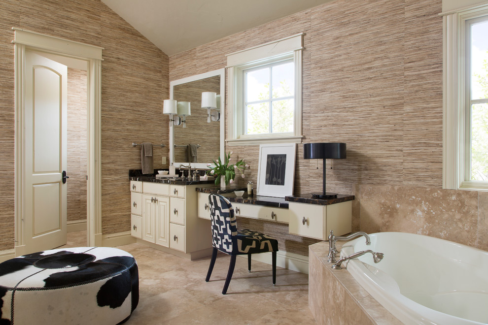 デンバーにあるトラディショナルスタイルのおしゃれな浴室 (アンダーカウンター洗面器、レイズドパネル扉のキャビネット、ベージュのキャビネット、ドロップイン型浴槽、ベージュのタイル、ベージュの壁) の写真