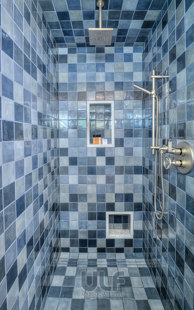 На фото: детская ванная комната среднего размера в стиле модернизм с столешницей из гранита, синей плиткой, керамической плиткой, синими стенами, полом из керамической плитки, синим полом, душевой комнатой и душем с распашными дверями
