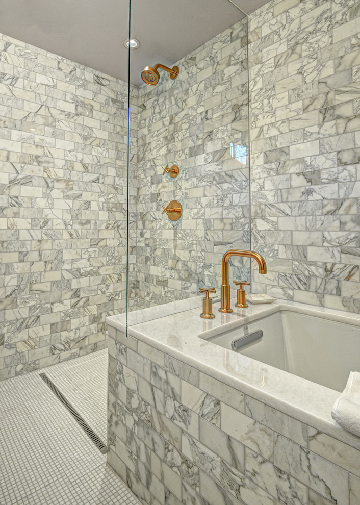 Idéer för stora funkis en-suite badrum, med ett undermonterat badkar, en öppen dusch, grå kakel, vit kakel, marmorkakel, grå väggar, mosaikgolv, vitt golv och med dusch som är öppen