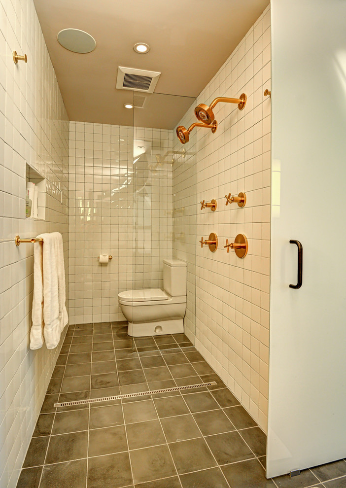 Idéer för ett mellanstort modernt vit en-suite badrum, med en dubbeldusch, en toalettstol med hel cisternkåpa, vit kakel, keramikplattor, vita väggar, klinkergolv i keramik, med dusch som är öppen, släta luckor, bänkskiva i kvartsit och grått golv